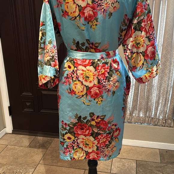 Rose and Turquoise Satin Robe - Picture 5 of 6